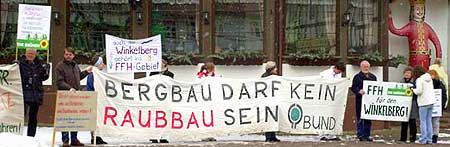 Demonstration vor dem " Roland" in Neustadt am 9. Mrz 2004 - Foto: nnz-online