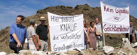 Demonstration des Bund Naturschutz auf den von KNAUF abgeschobenen Flchen an den Sieben Buckeln 30.07.2004